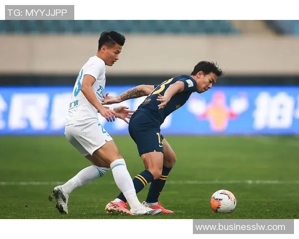 中超赛场上林良铭的精彩远射瞬间引发球迷热议与赞叹 中超赛场上林良铭的精彩远射瞬间引发球迷热议与赞叹