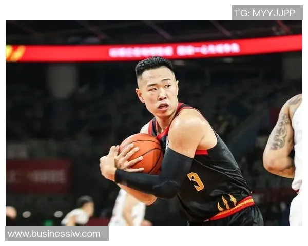 贺希宁跳投绝杀瞬间引爆全场球迷热情再创比赛传奇