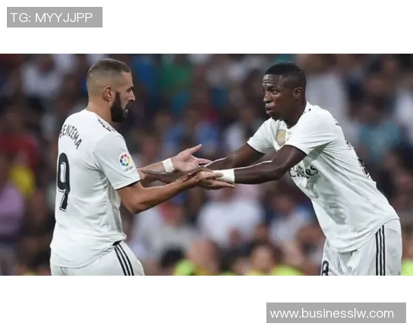 维尼修斯内切技术解析及其在现代足球战术中的重要性探讨 维尼修斯内切技术解析及其在现代足球战术中的重要性探讨